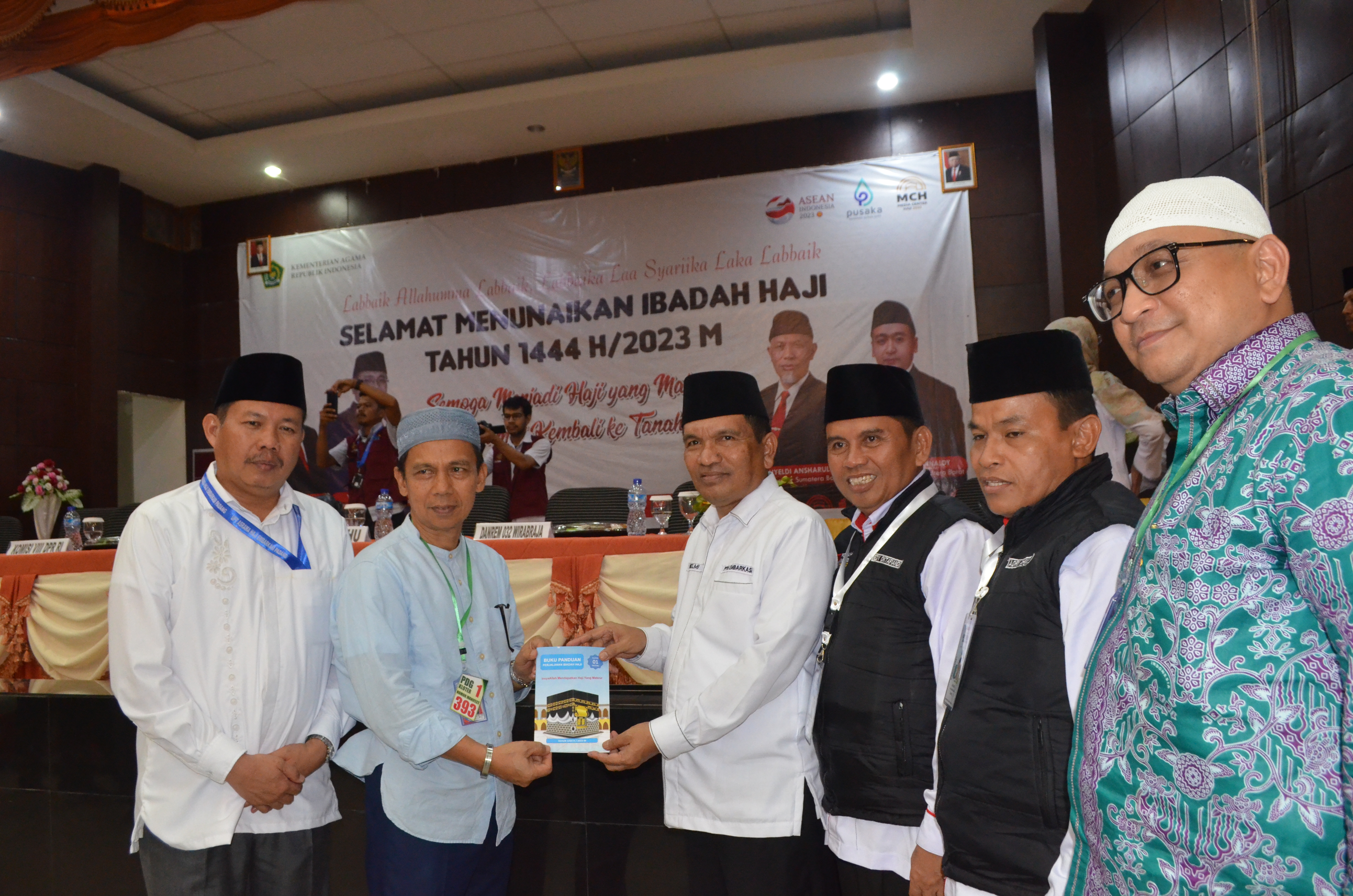 Kepala BDK Padang Hadiri Pelepasan Jemaah Haji Kloter 1 Sumatera Barat